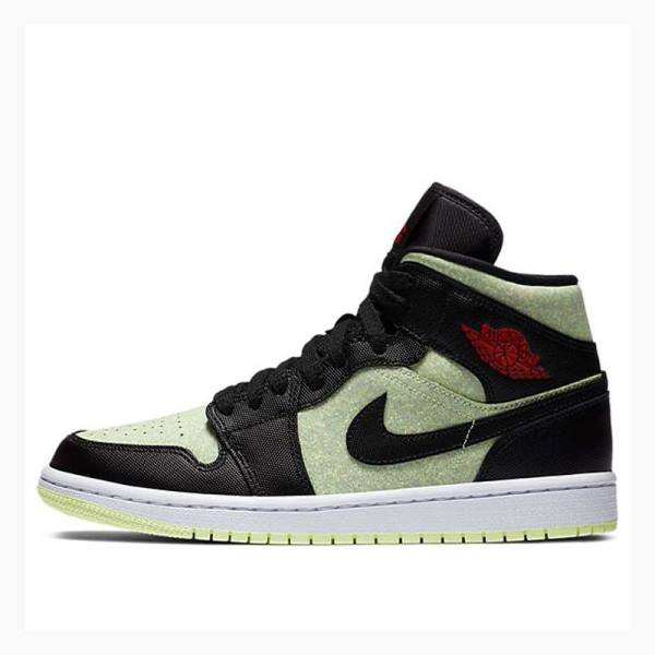 Air Jordan 1 Nike Medio SE \'Black Barely Volt\' Tênis de Basquete Feminino Pretas Verdes | JD-764YX